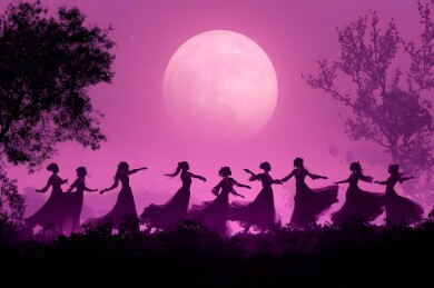 月光下苗族姑娘的银饰舞姿