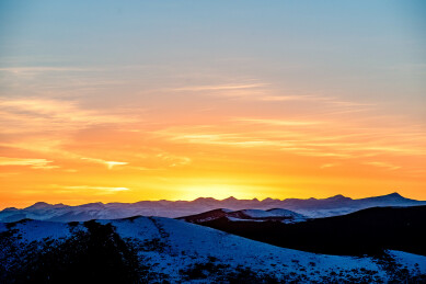 川西冬季垭口观贡嘎雪山群峰日照金山