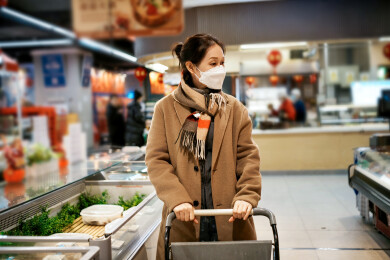戴口罩的女人在超市购物