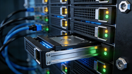 机房里的数据服务器与存储盘