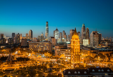 中国天津五大道公园天际线夜景航拍图