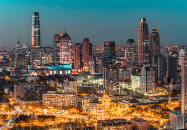 中国天津五大道公园天际线夜景航拍图