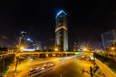 中国浙江杭州庆春东路树形天桥