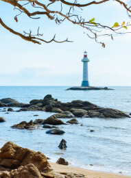 中国海南省三亚大小洞天旅游区海边灯塔