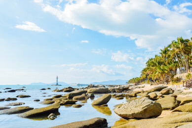 中国海南省三亚大小洞天旅游区海边灯塔