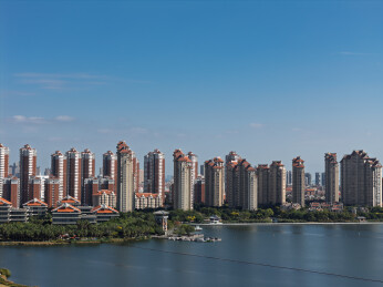 福建省厦门市杏林湾湖岸城市建筑群景观