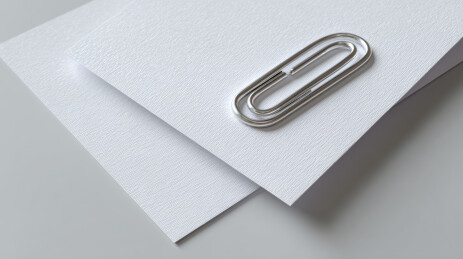 夹着白纸的金属回形针特写