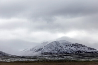 中国西藏推瓦村的雪山云雾