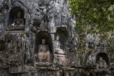 杭州灵隐寺景区的飞来峰石刻造像景观