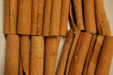 木桌上的肉桂棒