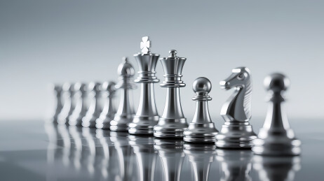 国际象棋棋子倒影