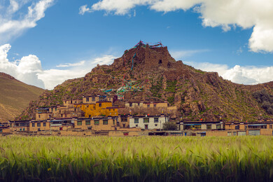 中国西藏青藏高原古村落柔扎村藏式民居