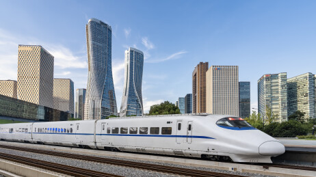 现代城市环境中的高速列车