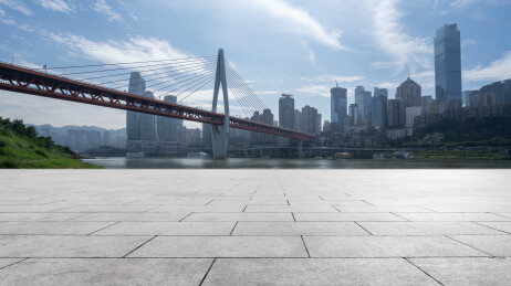 带悬索桥和摩天大楼的城市道路