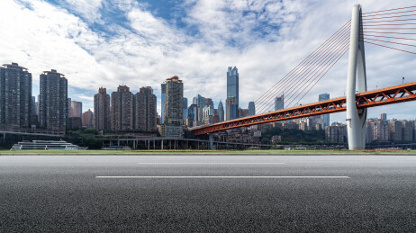 带悬索桥和摩天大楼的城市道路