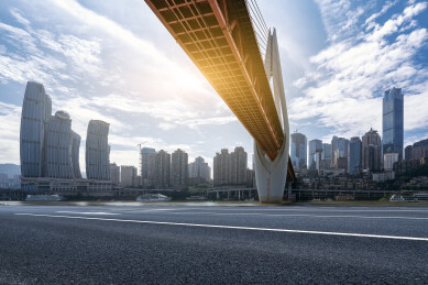 带悬索桥和摩天大楼的城市道路