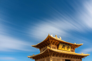 蓝天白云下古建筑金殿