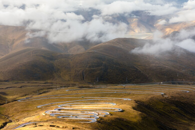 西藏日喀则加乌拉山口珠穆朗玛盘山公路