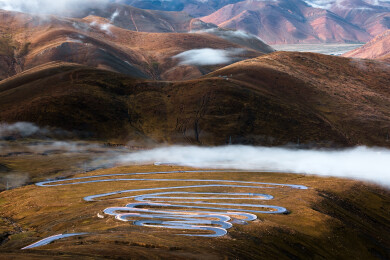西藏日喀则加乌拉山口珠穆朗玛盘山公路