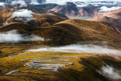 西藏日喀则加乌拉山口珠穆朗玛盘山公路