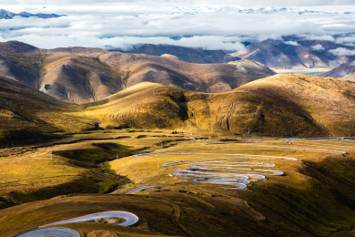 西藏日喀则加乌拉山口珠穆朗玛盘山公路