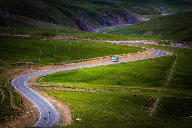 中国西藏G317国道之草原蜿蜒公路