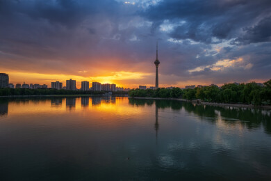 北京玉渊潭公园八一湖中央电视塔夕阳美景