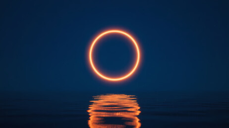 发光橙环映水面