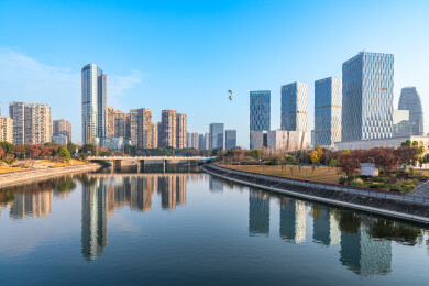 中国四川成都高新区锦江两岸的城市风光
