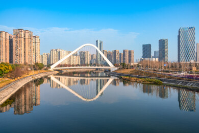 中国四川成都高新区锦江两岸的城市风光