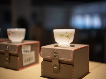 带茶盏的皮质盒子