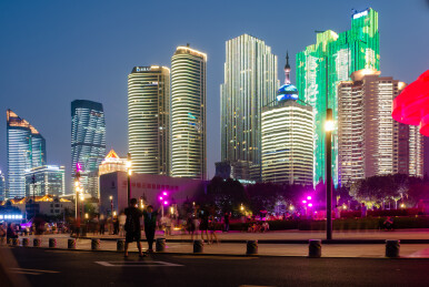 青岛五四广场霓虹灯下城市高楼林立的夜景