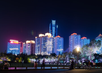 青岛五四广场夜晚城市中灯火通明的高楼大厦