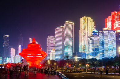 青岛五四广场灯光秀下的城市夜景与赏景人群