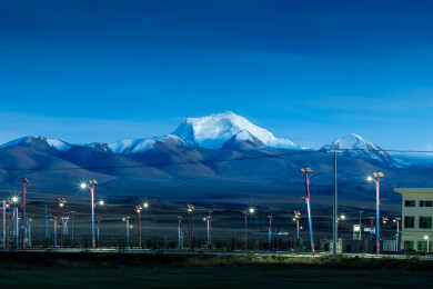 中国西藏桌木玉莫雪山下的岗巴夜景