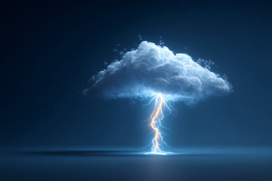 深蓝背景下的超现实雷电云