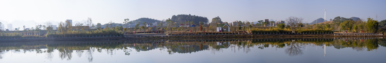 清远连州三江河公园河畔建筑倒影景观