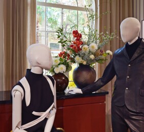 用假人模特营造的男性和女性在吧台交谈场景