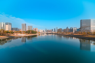 中国四川成都高新区锦江两岸的城市风光