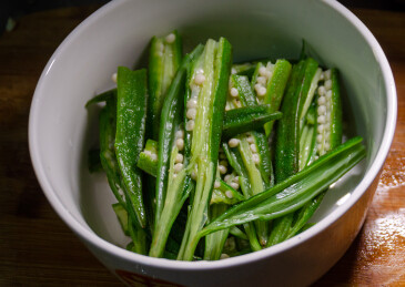 一盘农家美食菜肴素炒黄秋葵