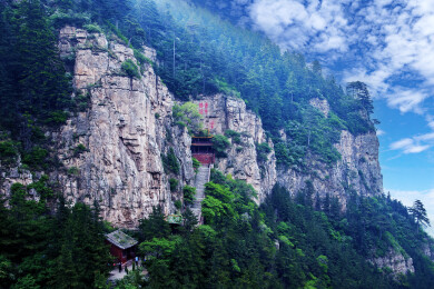 中国山西北岳恒山飞石窟南崖的“一德峰”