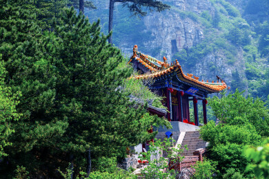中国山西北岳恒山藏于群山间的各式寺院庙宇
