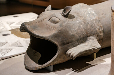 河北博物院战国兽首形铜辕饰