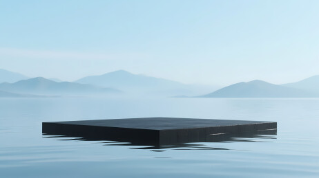 黑色方台静卧水面