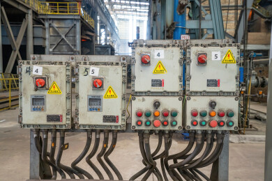 钢铁厂生产车间里的控制按钮