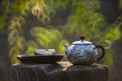  雕龙纹银茶壶配热茶杯具
