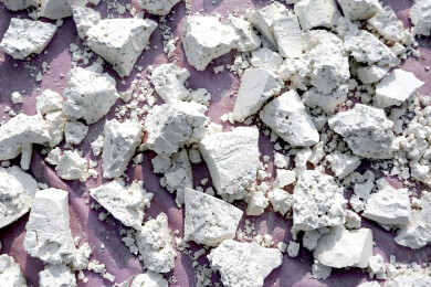 农家晾晒自制的红薯粉粉块