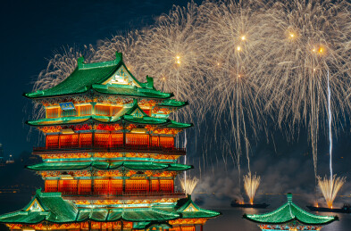 南昌烟花秀焰火在滕王阁上空绽放