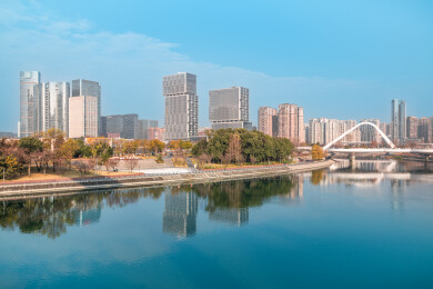 中国四川成都高新区锦江两岸的城市风光