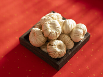 过中国腊月二十三吃糖瓜糖瓜粘